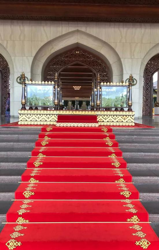 △欢迎仪式上习近平和哈桑纳尔所在的检阅台。（央视记者章猛拍摄）