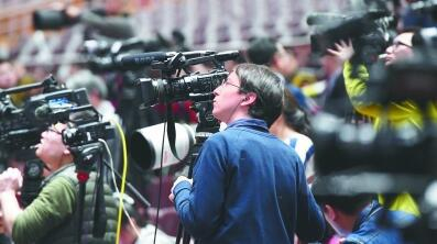 3月3日，中国人民政治协商会议第十三届全国委员会第一次会议在北京人民大会堂开幕。这是记者在会场采访。新华社记者&nbsp;申宏摄