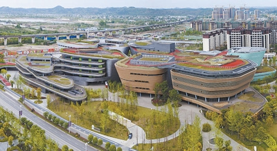 四川省遂宁市宋瓷文化中心将项目景观和附近湿地融为一体，是一座绿色建筑。人民视觉