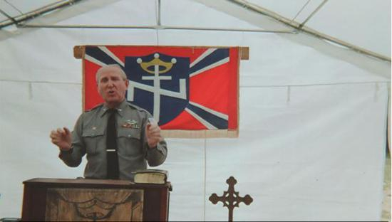 2014年，琼斯在反犹组织“雅利安国民（Aryan Nations）”会议上发表讲话。图自琼斯竞选网站