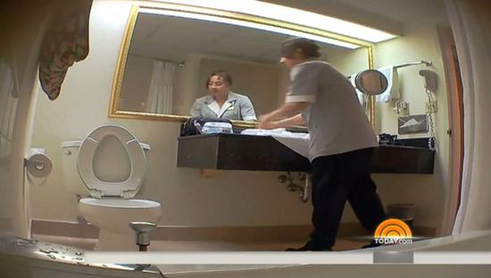 保洁人员用脏毛巾将洗过的杯子擦干。截图自NBC