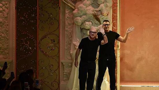 　　Dolce&amp；Gabbana的两位创始人，图中居左的为牵涉此次辱华事件的Stefano Gabbana 题图来源：Tattle Times