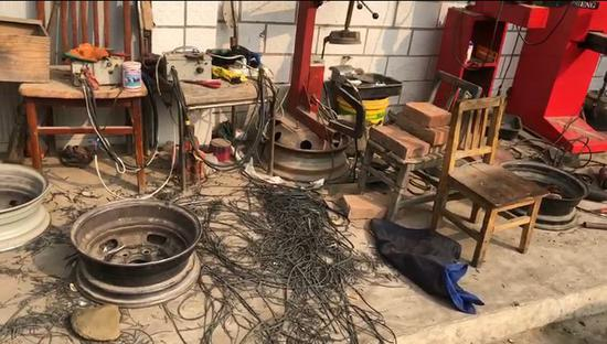  ▷地下作坊内的轮胎翻新设备