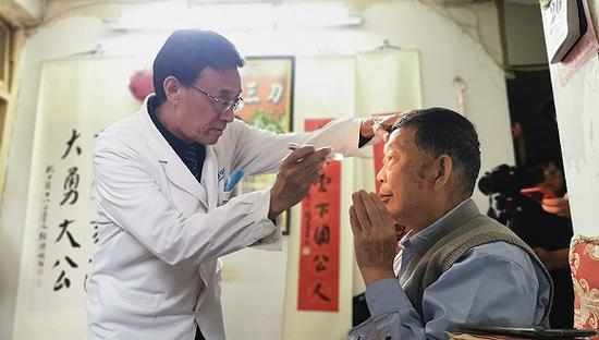 4月26日，眼科医生王富彬探视原公浦。摄影：刘素楠