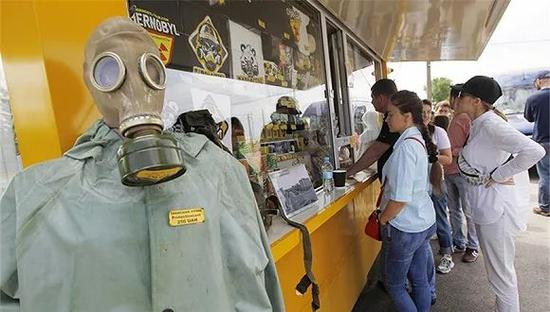 2019年6月7日，乌克兰普里皮亚季，游客参观切尔诺贝利“禁区”。图片来源：视觉中国