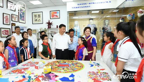 2019年7月15日上午，习近平在内蒙古自治区赤峰市松山区兴安街道临潢家园社区，同孩子们亲切交谈。&nbsp;