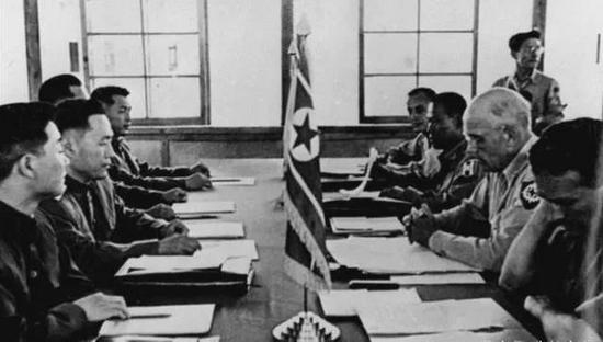 1953年7月27日,朝鲜停战协定签字仪式在开城板门店举行