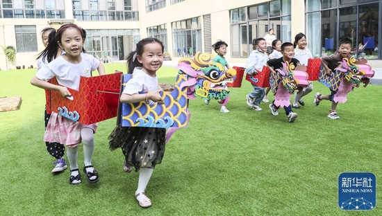 6月2日，江苏省淮安市高铁商务区办事处站前社区小朋友进行“旱地龙舟”比赛。新华社发（赵启瑞摄）