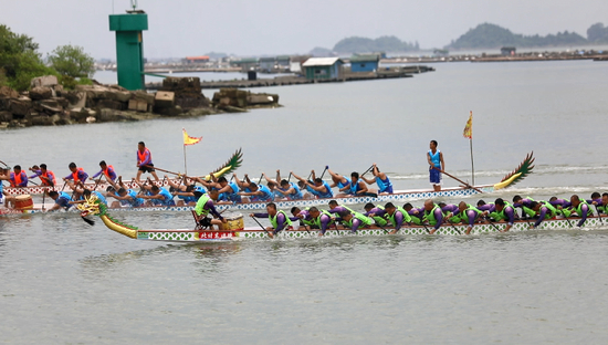  广西钦州市钦南区龙门港镇举行一场海上端午龙舟赛活动。（敖帅昌 摄）