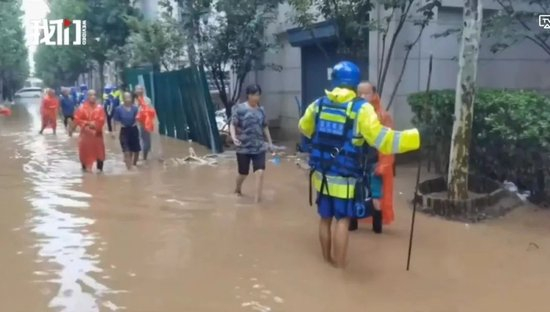  ▲蓝天救援队队员在北京门头沟洪灾中组织救援。　图/新京报我们视频截图