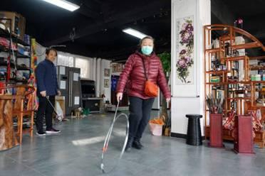 　　从方庄专门坐了一个半小时的公共汽车的侯阿姨，来到宋德龙的店里来买小时候玩的滚铁圈。健康时报记者牛宏超/摄