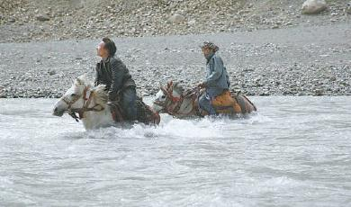  西藏普查人员骑马渡河赶向普查点。