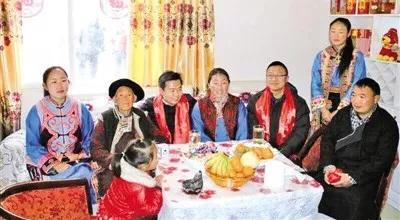 ▍浙江援川干部林冬晓（右三）看望搬下高半山安置到河坝地带的羌族村民。