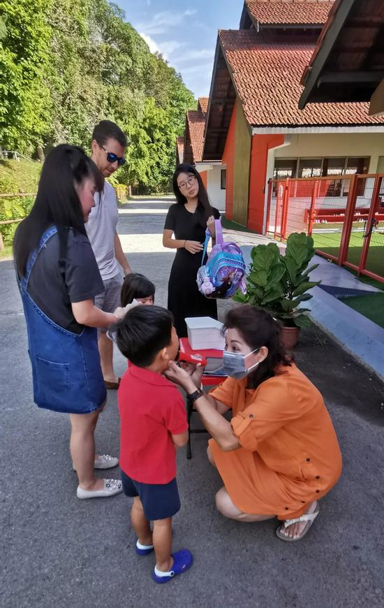 　　新加坡的幼儿园和大中小学仍然没有停课，幼儿园要先测量体温、查看有没有喉咙疼才让小朋友入园，家长则一律不准进入。