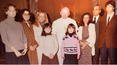 艾曼纽埃拉·奥兰迪一家与教皇约翰·保罗二世 图源：网络