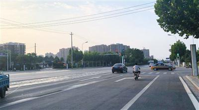 发生事故的十字路口。本版摄影/新京报记者 雷燕超