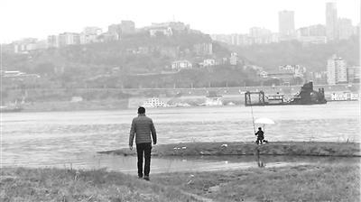 刘滔每天都要到长江边指定范围查看有无违法捕鱼者并进行劝阻。 本报记者 甘侠义 摄