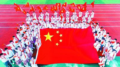  9月20日，江苏省海安市城南实验小学千名少先队员齐聚操场，在庄严的国旗前唱响《中国少年先锋队队歌》，庆祝新中国成立70周年，同时为伟大祖国献上真挚的祝福。翟慧勇摄&nbsp;光明图片/视觉中国