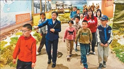 学生在青海原子城纪念馆参观。青海原子城纪念馆供图