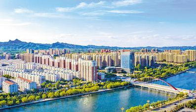 清澈的瀑河穿城而过，河岸旁建筑错落有致。河北日报记者 霍艳恩摄