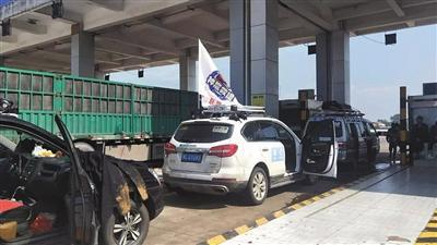 　　9月19日，河南神鹰救援队赴广东参与防抗台风“山竹”工作，返回时在二广高速湖南城头山收费站被卡，要求缴纳过路费，最终缴纳了2366元过路费后获放行。