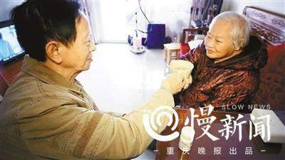 体贴地递上温水，让老伴送服药物。