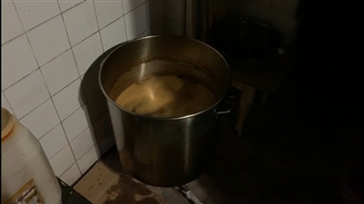 灶上放了一个装有油的铁皮桶，油色红褐