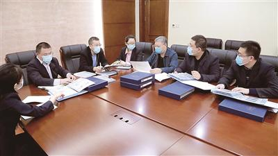  图为黑龙江省纪委监委追逃追赃室相关办案人员正在研究追逃追赃方案。 赵新宇 摄