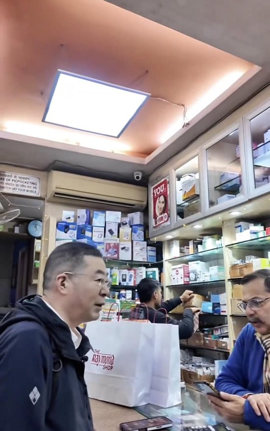 　陆勇在印度药店的（视频截图）