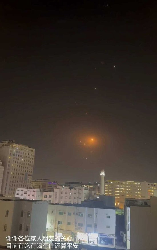 28日深夜11点半虞先生拍到的许多导弹空中爆炸视频截图（来源：虞先生微信朋友圈）