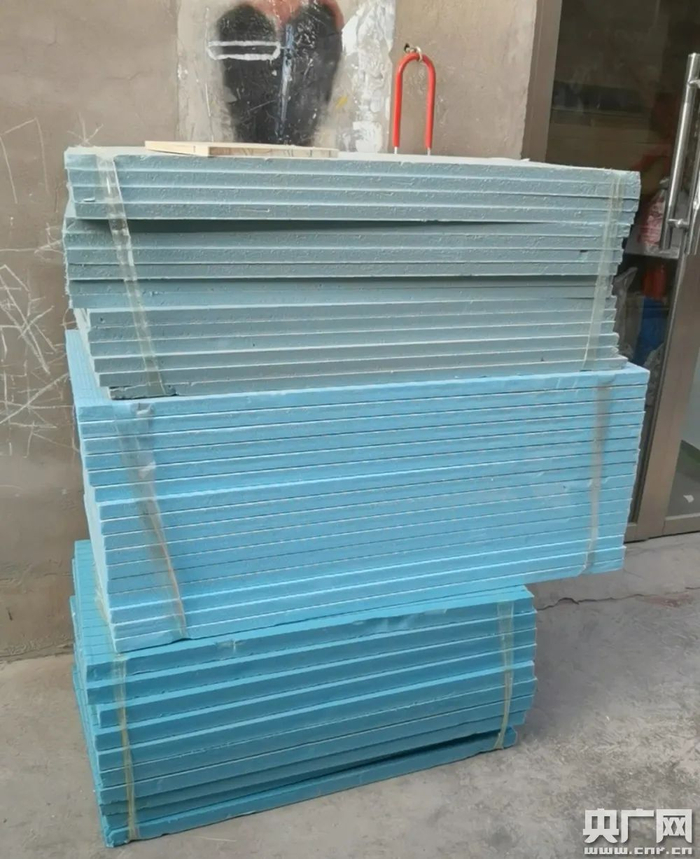 挤塑板样品。商家称，上面一捆颜色较暗的是普通挤塑板，不阻燃；下面两捆颜色较为鲜艳的是符合国标的挤塑板。（央广网记者&nbsp;梁爽 摄）