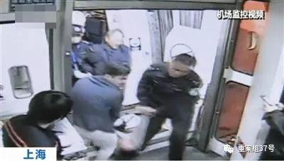 ▲2015年12月，西南财大教授卢勇“闹机舱咬警察”。视频截图