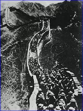 中国军队沿长城开赴前线