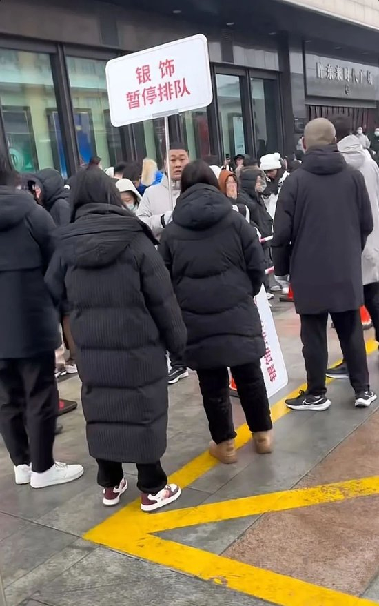 　由于客流量大增而暂停排队（图源短视频平台）