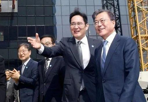 ·&nbsp;李在镕（右二）和文在寅（右一）一起出席活动。