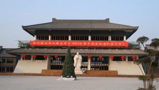 华夏学宫新校区内的孔子像,面朝湖水而建。摄影:黎文婕