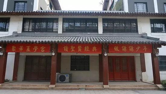 华夏学宫旧校址,早已人去楼空。摄影:黎文婕
