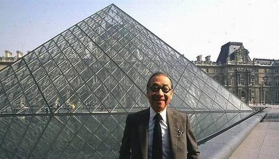 　资料图：1989年3月3日，法国巴黎，建筑大师贝聿铭在他设计建造的卢浮宫金字塔前留影。图片来源：视觉中国