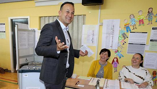 5月24日，爱尔兰都柏林，总理瓦拉德卡参加欧洲议会选举投票。图片来源：视觉中国