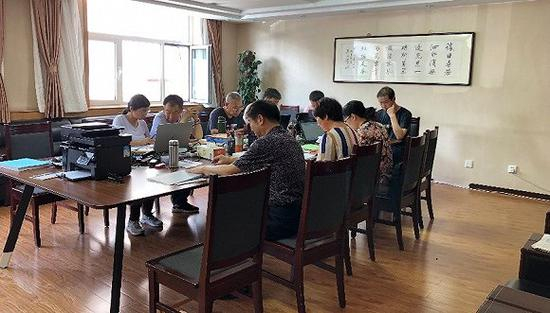 调查组在进行审计。&nbsp; 摄影：曾金秋