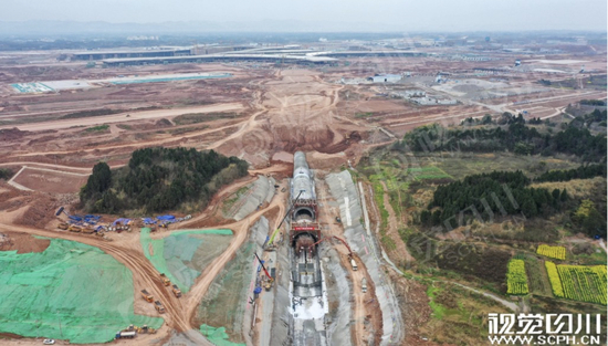 中铁八局承建的成自高铁施工现场，在不远处是成都天府国际机场（图片来源：川报观察&nbsp;记者 &nbsp;何海洋 摄）