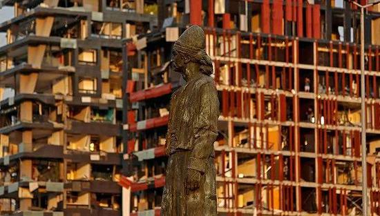  贝鲁特大规模爆炸导致数英里外的窗户被震碎。图片来源：视觉中国