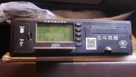  图为一位货车司机提供给界面新闻记者的北斗双模行驶记录仪