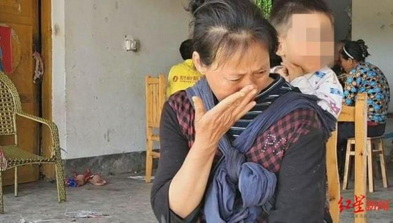 说起女儿周恒，江女士泪流不止。