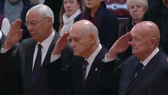  出现在老布什葬礼上的鲍威尔（左）