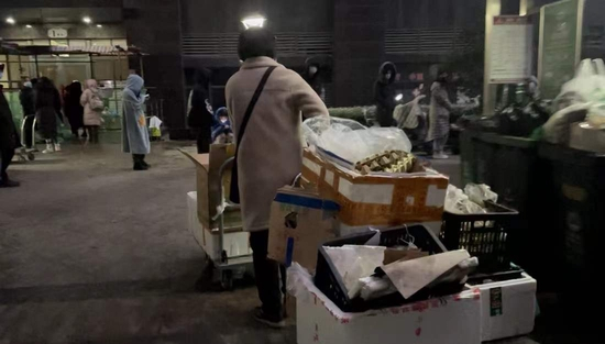 卖完菜后收拾垃圾的陈医生&nbsp;图片来源 | 沙一舟