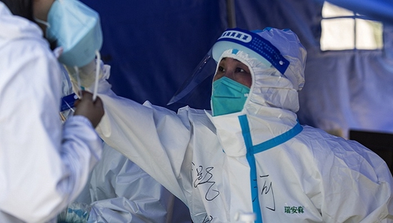 2022年5月15日，北京通州家园开展核酸检测。图片来源：人民视觉