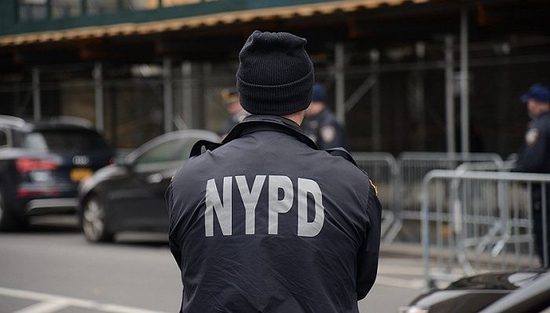 　2023年3月31日，美国纽约，曼哈顿刑事法院外。图片来源：视觉中国