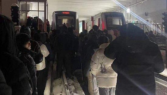 当日晚间大量旅客滞留西二旗地铁站，图片来源：乘客王先生