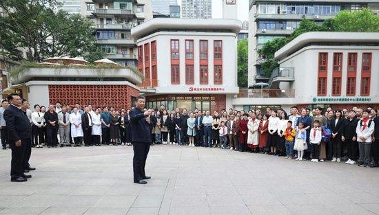 △2024年4月22日，习近平总书记在重庆市九龙坡区谢家湾街道民主村社区考察时，同社区居民亲切交流。